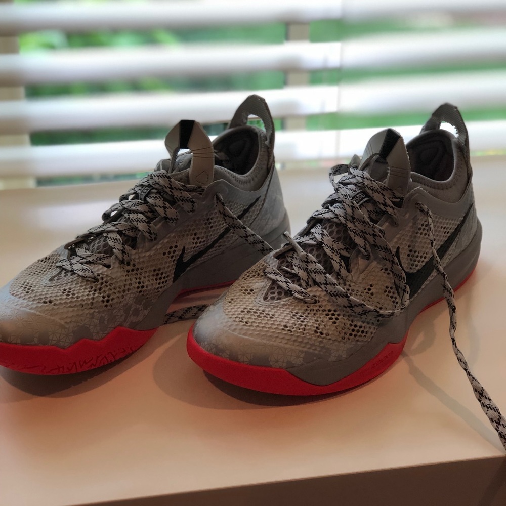 Men's Nike zoom sneakers
